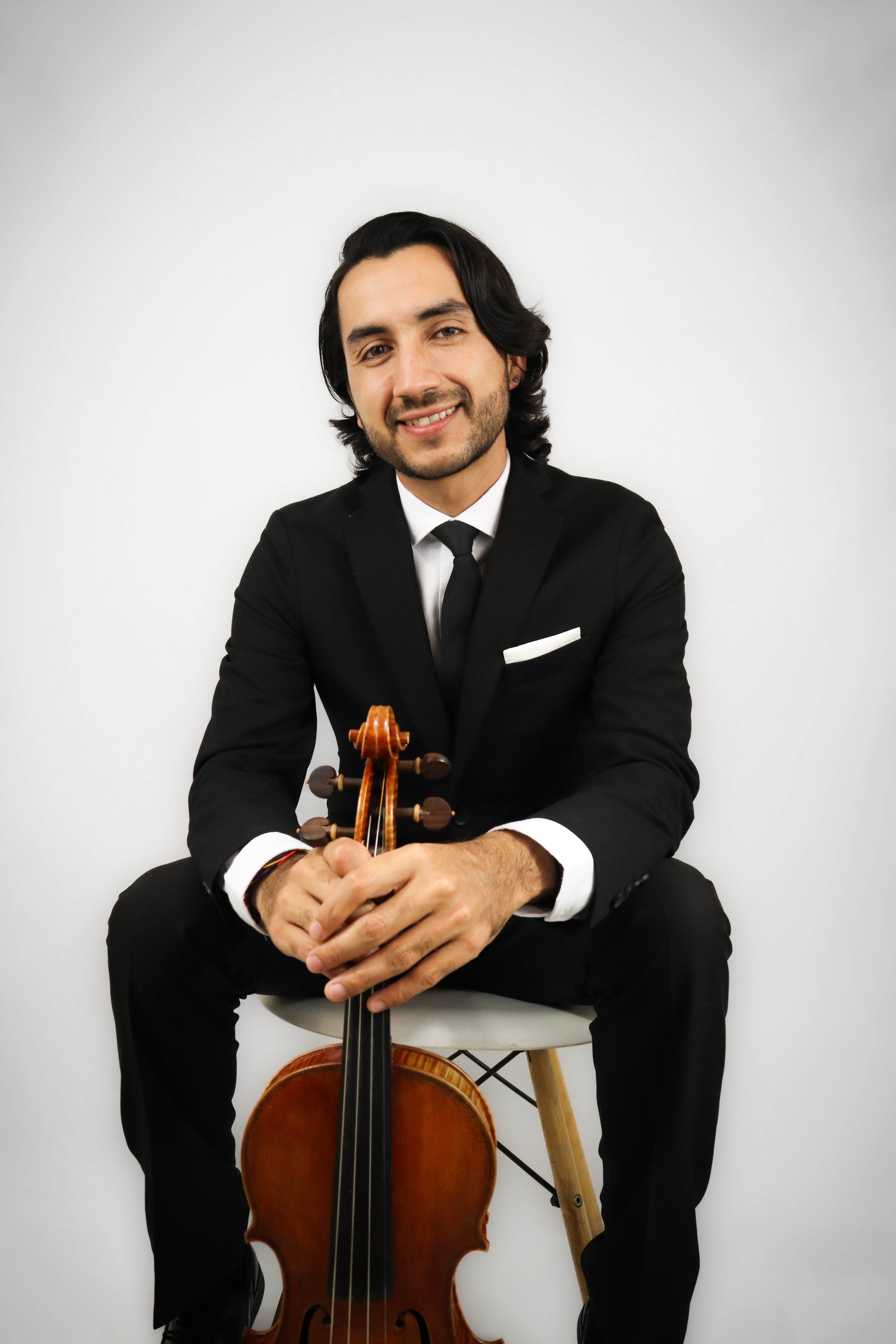 Retrato profesional de Yael Magaña con su violín